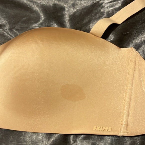 Skims Body Wireless Strapless Bra - Picture 2 of 8